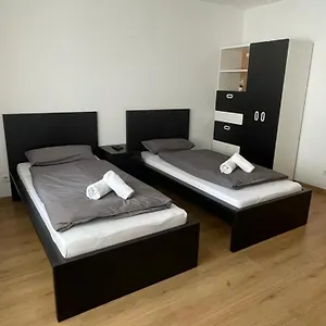 Apartment Renoviert, Modern Und Ruhig 